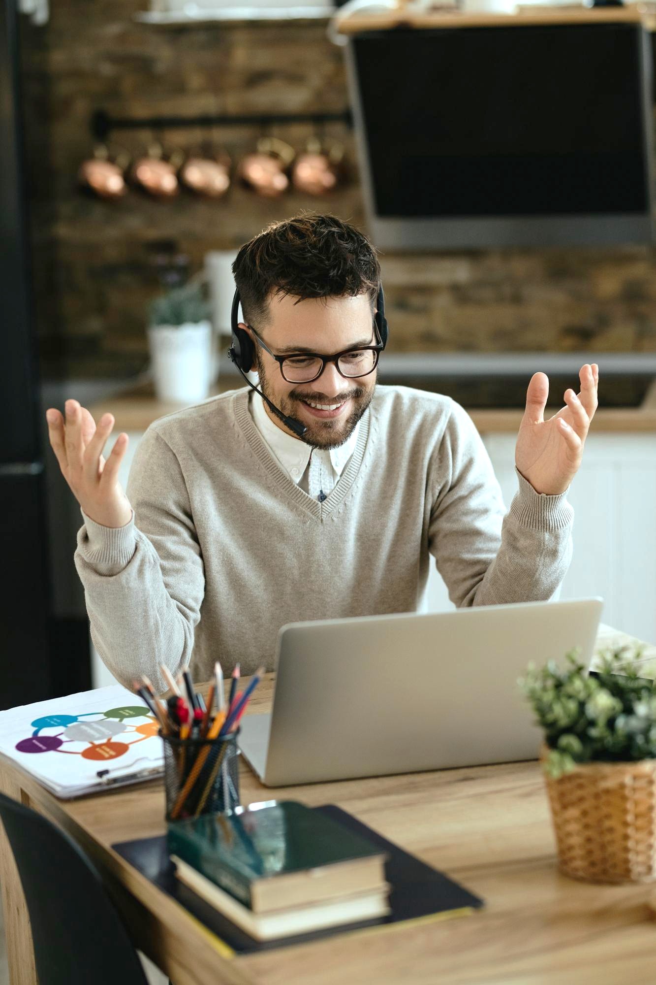 Aluna conversando em inglês durante uma aula particular online