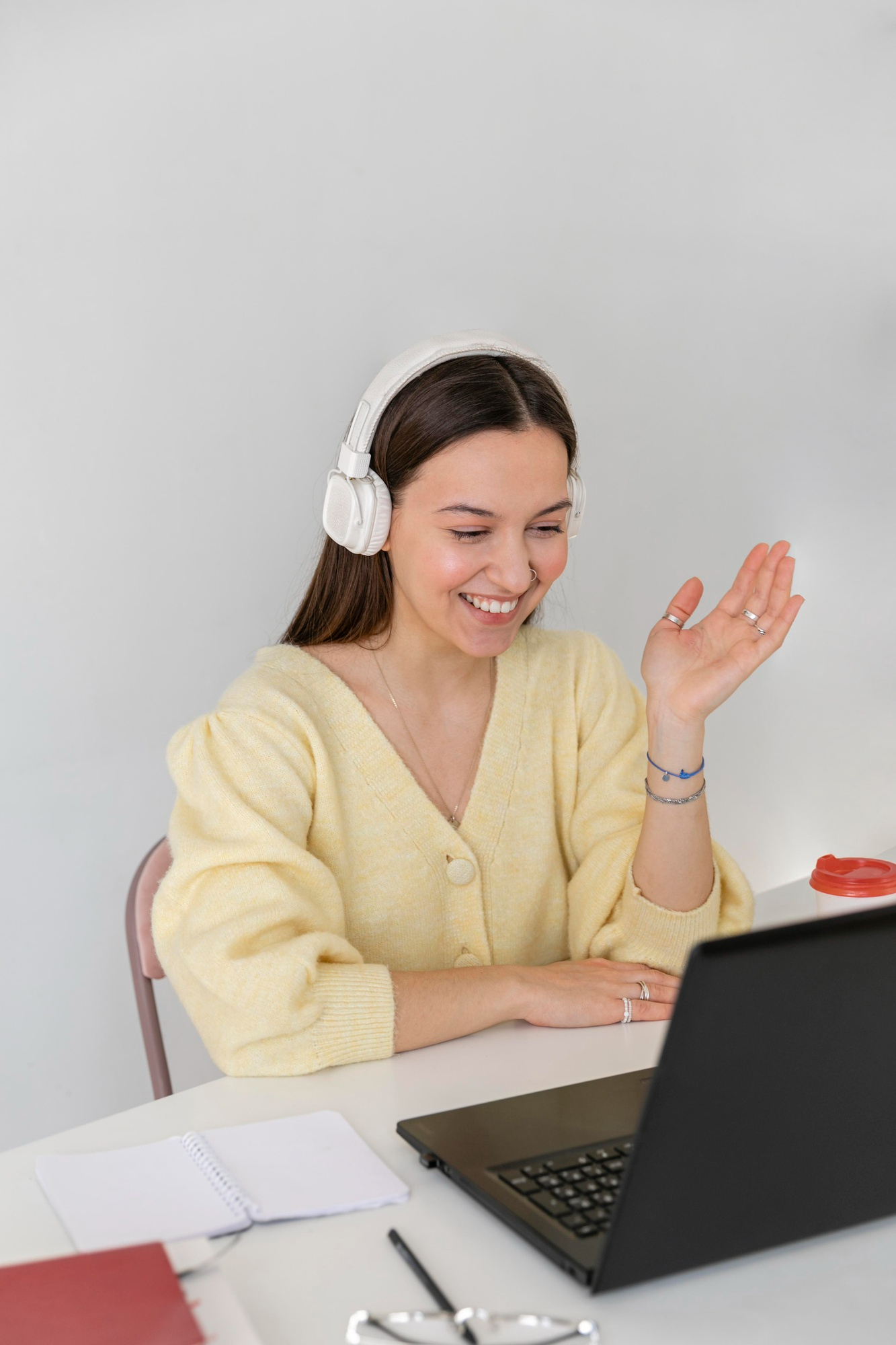 Aluna sorrindo, confiante depois de aprender a falar inglês